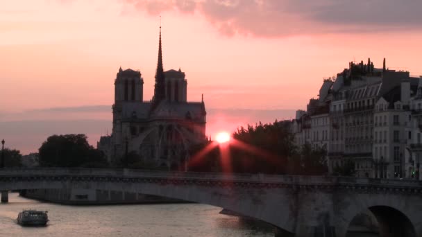 Łodzi pływających w przeszłości Notre Dame o zachodzie słońca w tle - Materiał filmowy, wideo