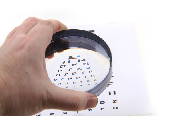 оптический тест и различные увеличительные очки изолированы на белом фоне
 - Фото, изображение