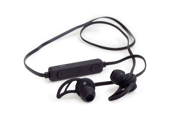 schwarze drahtlose Kopfhörer Nahaufnahme auf weißem Hintergrund - Foto, Bild