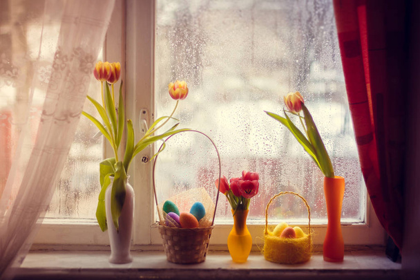 Bouquets de tulipas em um vaso e ovos tingidos em uma cesta Tulipa e ovos tingidos
 - Foto, Imagem
