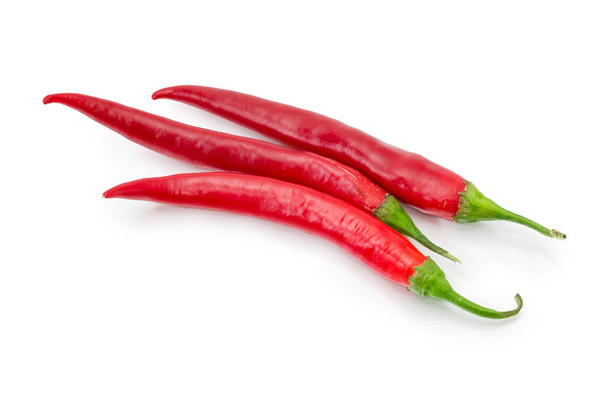Τρεις κόκκινες πιπεριές τσίλι σε λευκό φόντο - Φωτογραφία, εικόνα