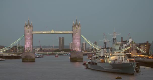 A shot in de avond van Hms Belfast en de Tower Bridge - Video