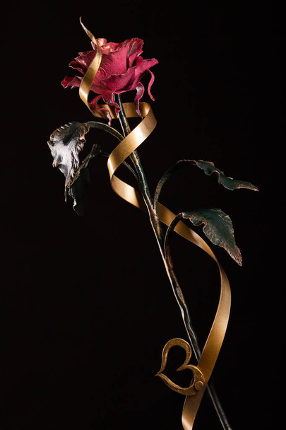 Rosa de metal con corazón dorado
 - Foto, Imagen