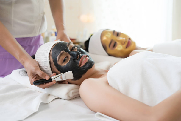 Krásná žena obličejové masky v beauty salonu. - Fotografie, Obrázek