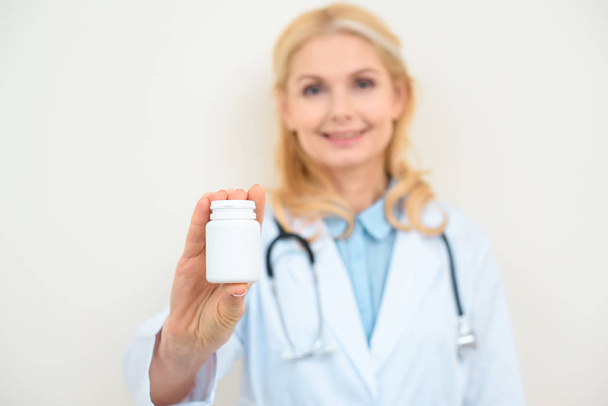 白い錠剤の瓶と女医のクローズ アップ ショット - 写真・画像