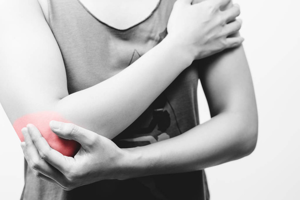 closeup mulheres cotovelo dor / lesão com destaques vermelhos na área de dor com fundos brancos, cuidados de saúde e conceito médico - B & W filtro
 - Foto, Imagem