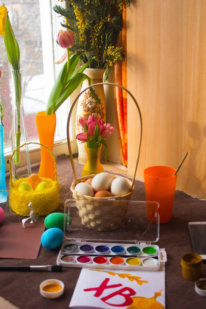 Festett húsvéti tojás és a tulipánok a vázában - Fotó, kép