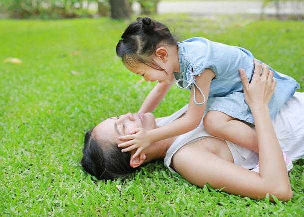 Mother and child girl playing in the garden - Foto, Imagen