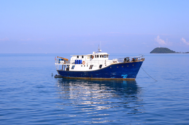 barco azul e branco no mar
 - Foto, Imagem