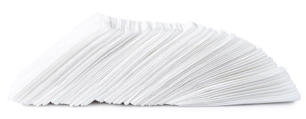 Montón de servilletas blancas aisladas en blanco
 - Foto, imagen
