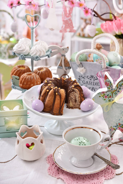 festive table decoration with traditional easter pastries and co - Foto, immagini
