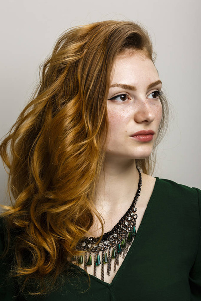Πορτρέτο του όμορφη γυναίκα με κόκκινα μαλλιά και φακίδες - Φωτογραφία, εικόνα