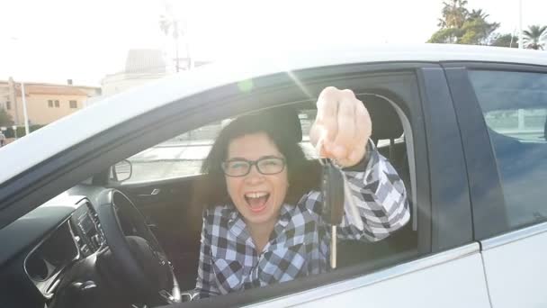 Ευχαριστημένοι νέοι καυκάσιος γυναίκα δείχνει το κλειδί του νέου αυτοκινήτου - Πλάνα, βίντεο