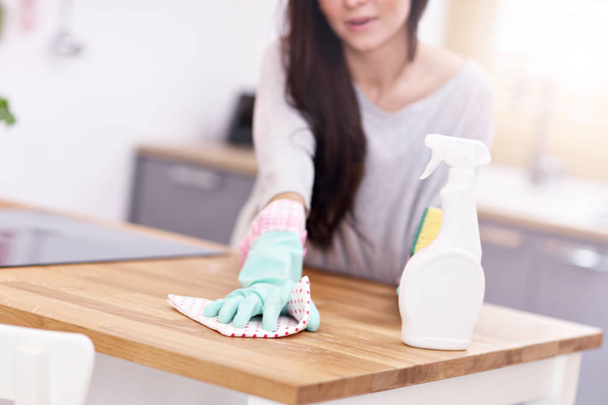 Kaunis nuori nainen puhdistaa keittiö
 - Valokuva, kuva