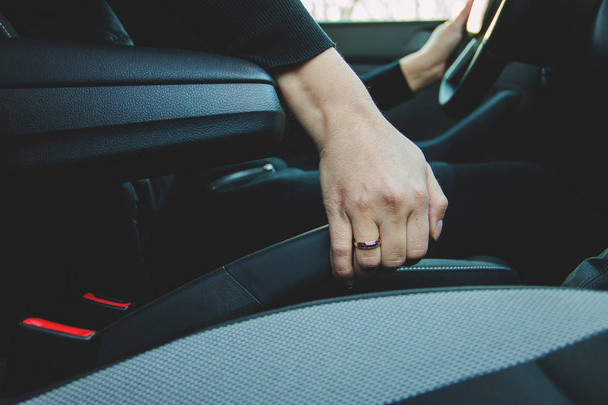 a female hand picks up the hand brake, Parking - Foto, immagini