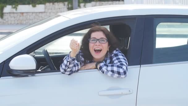 Joven feliz caucásico mujer mostrando la clave de nuevo coche
 - Metraje, vídeo