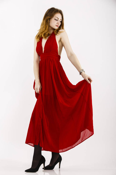 Teljes test portré egy gyönyörű vörös hajú nő - Fotó, kép