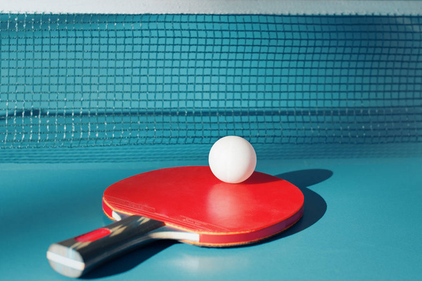 Raqueta roja y una pelota para tenis de mesa - Foto, imagen