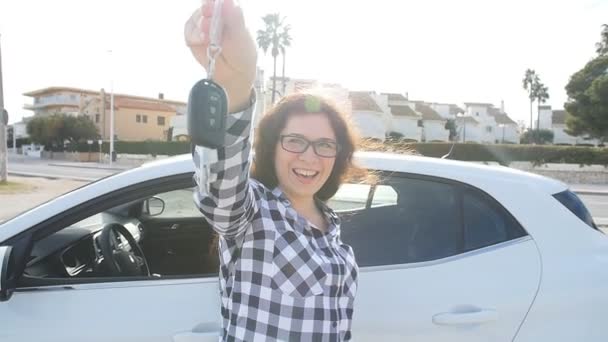 Szczęśliwy młody kaukaski kobieta Wyświetlono klucz z nowego samochodu - Materiał filmowy, wideo