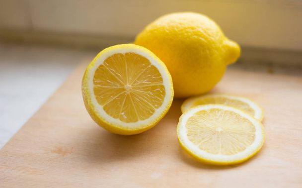 Нарізаний жовтий лимон на дошці
 - Фото, зображення