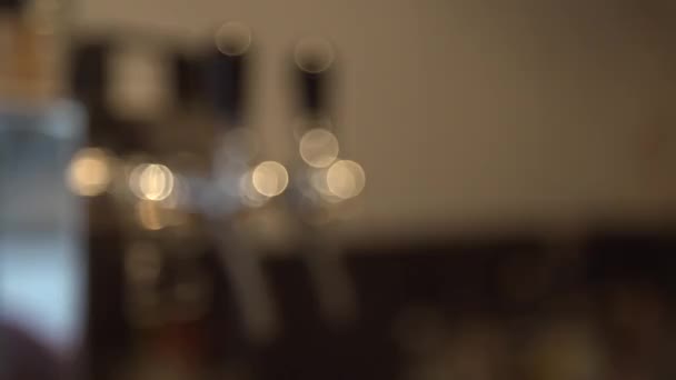 Een pull-focus shot op een bier-tap in een pub - Video