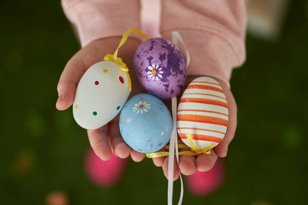  baby hands with colored easter eggs  - Φωτογραφία, εικόνα