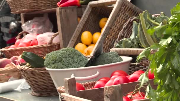 Staattinen laukaus paikallisesti tuotettuja hedelmiä ja vihanneksia maatilalla myymälä
 - Materiaali, video