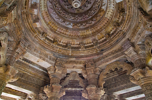 Soffitto intagliato del Tempio del Sole. Costruito nel 1026 27 dC durante il regno di Bhima I della dinastia Chaulukya, Modhera, Mehsana, Gujarat
 - Foto, immagini