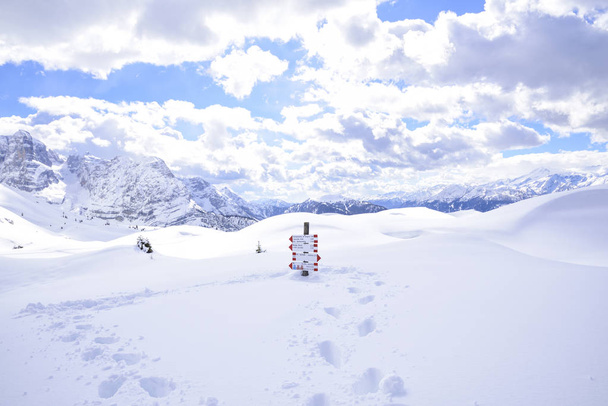 os picos dos Alpes no inverno com neve macia
 - Foto, Imagem