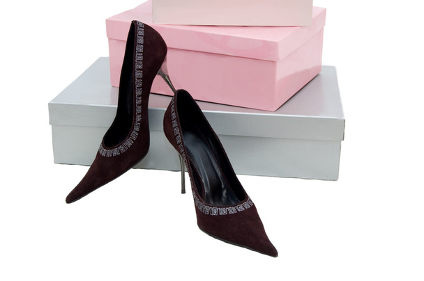 stapel van dozen en bruin vrouw schoenen - Foto, afbeelding
