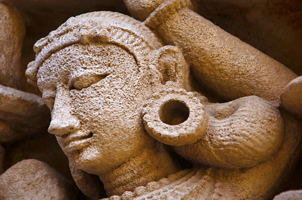 Rzeźbione idol na wewnętrznej ścianie Rani ki vav, misternie skonstruowane stepwell na brzegu rzeki Saraswati. Patan, Gujarat, Indie - Zdjęcie, obraz