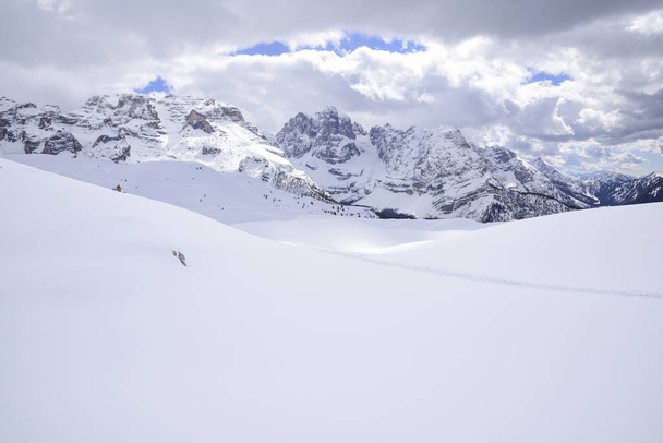 le cime delle Alpi in inverno con neve soffice
 - Foto, immagini