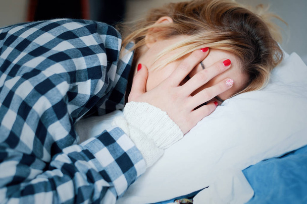 traurige junge müde Frau auf dem Bett liegend - Foto, Bild