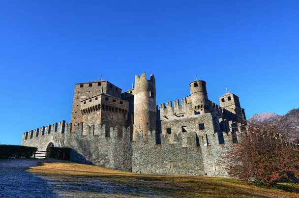 Fenis、ヴァッレ ・ ダオスタ州、イタリア 2015 年 12 月 26 日。フェニス城の壁の外観 - 写真・画像