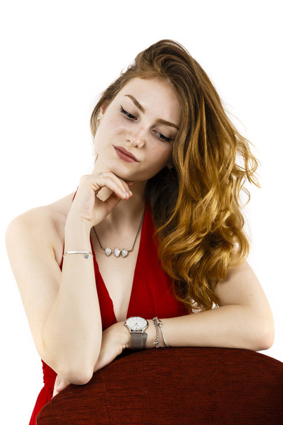 Egy gyönyörű nő, vörös hajú és szeplő portréja - Fotó, kép
