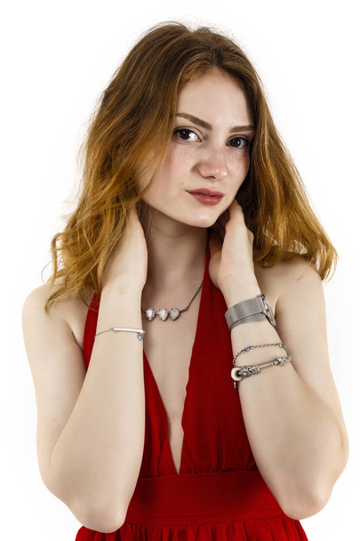 Portret van een mooie vrouw met rood haar en sproeten - Foto, afbeelding