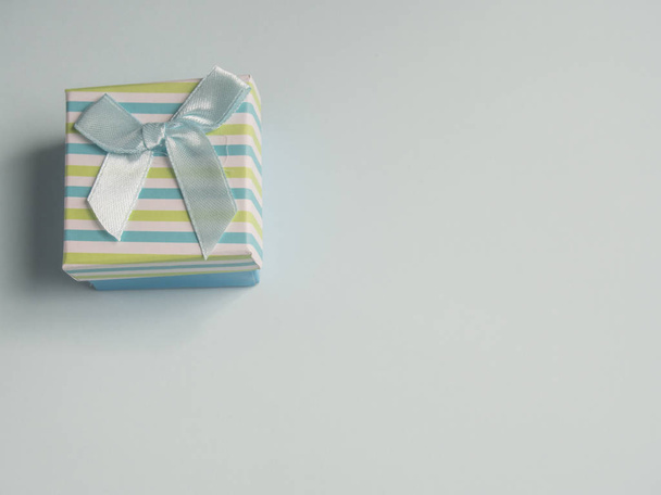 Caja de regalo en azul
 - Foto, imagen