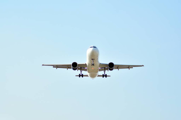 Avião está pousando no aeroporto
 - Foto, Imagem