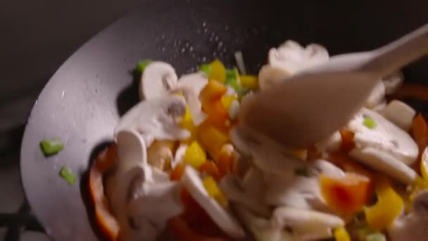 Αργή κίνηση κλιπ που χαρακτηρίζει αναδεύεται τηγανητά λαχανικά σε ένα τηγάνι, κοντινό πλάνο - Πλάνα, βίντεο