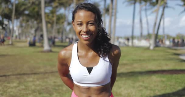 Charmantes schwarzes Mädchen in Sportbekleidung - Filmmaterial, Video