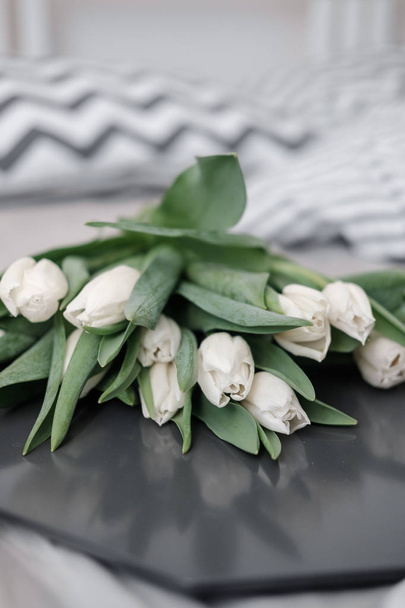 White tulips on a tray - Zdjęcie, obraz