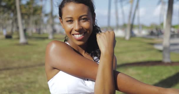 Zufriedenes schwarzes Mädchen streckt Hände im Park aus - Filmmaterial, Video