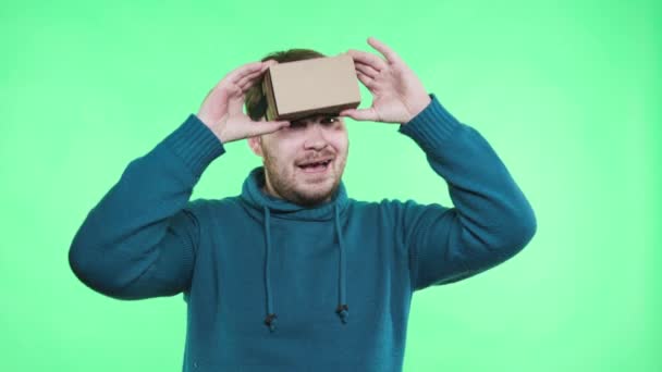 Man in vr headset enjoy on the green background - Footage, Video