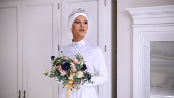 schöne muslimische Braut mit Make-up im Brautkleid mit weißem Kopfschmuck - Filmmaterial, Video