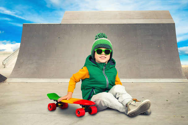 Little boy riding on steep hills to skateboard at the skate Park.Extreme sports. - Foto, Bild
