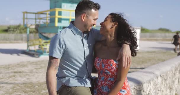 海辺の幸せな人種カップル - 映像、動画