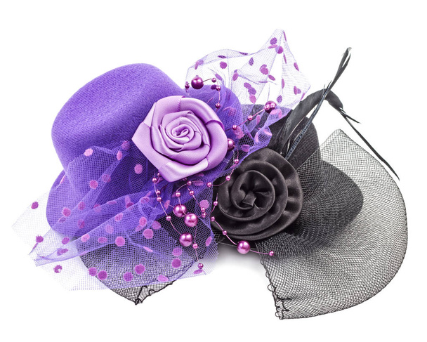 Фиолетовые и черные антикварные дамы шляпы с цветами изолированы
 - Фото, изображение