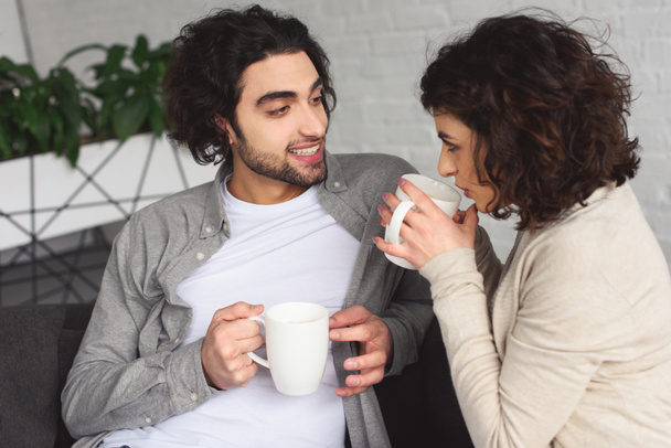 若いカップルが自宅で朝のコーヒーを飲む - 写真・画像