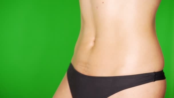 Close-up van sexy vrouw in slipjes op groene achtergrond - Video