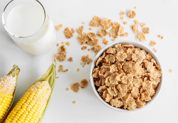 テーブル、食べ物と飲み物の朝食に牛乳と健康的なトウモロコシはフレーク - 写真・画像